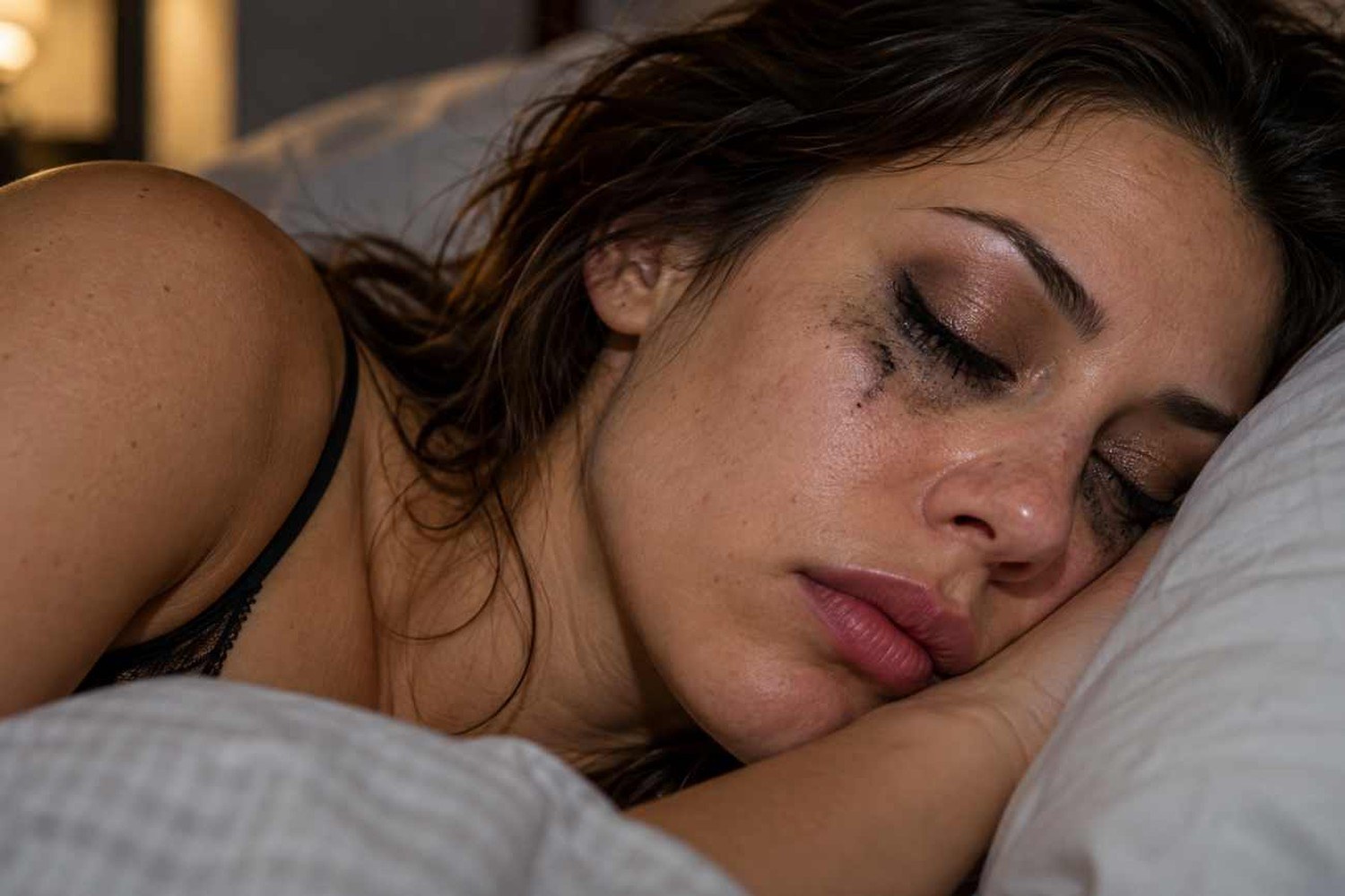 Dormire senza struccarsi: cosa succede davvero alla pelle del viso