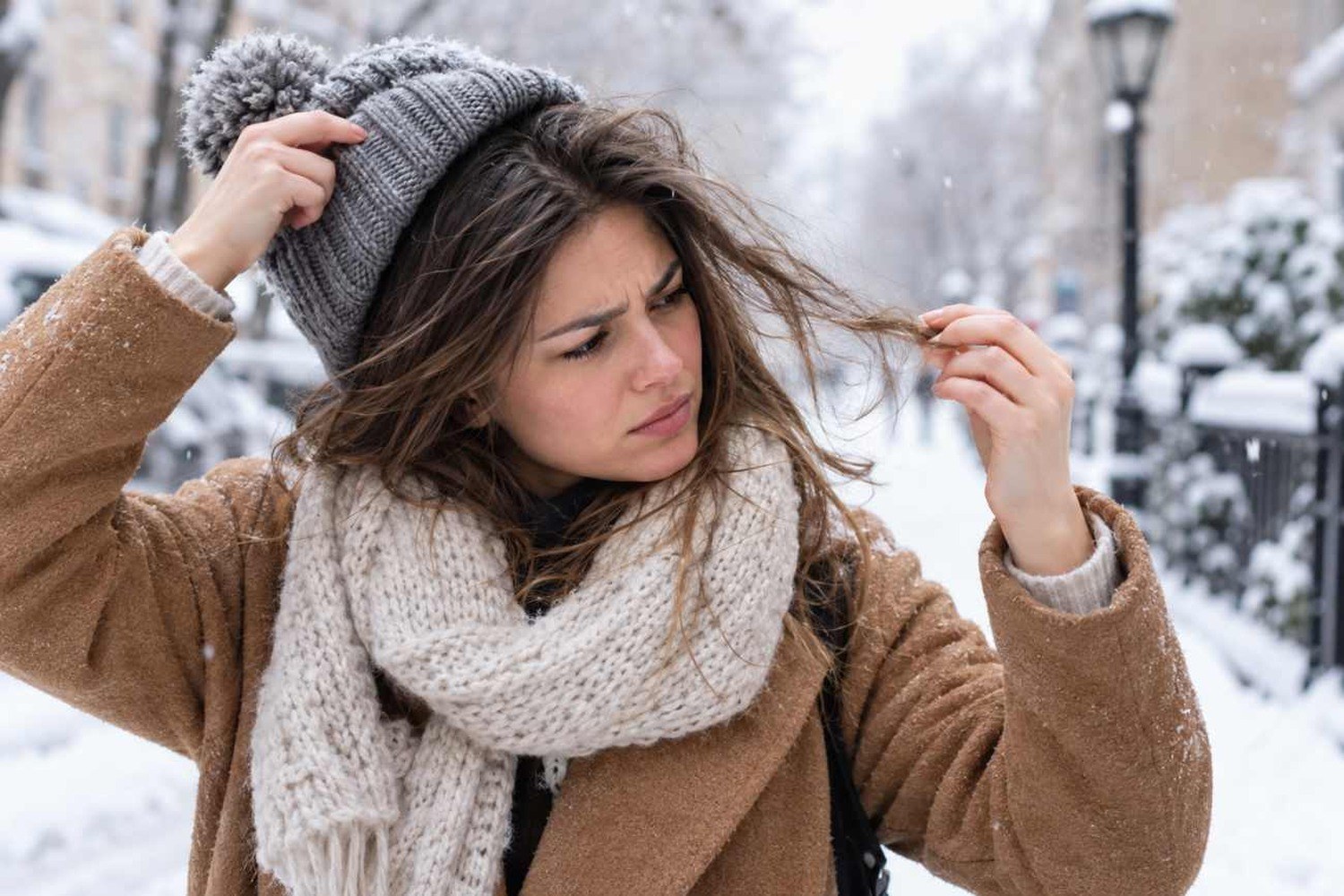 Il cappello di lana rovina i capelli? Cosa succede quando lo indossiamo ogni giorno
