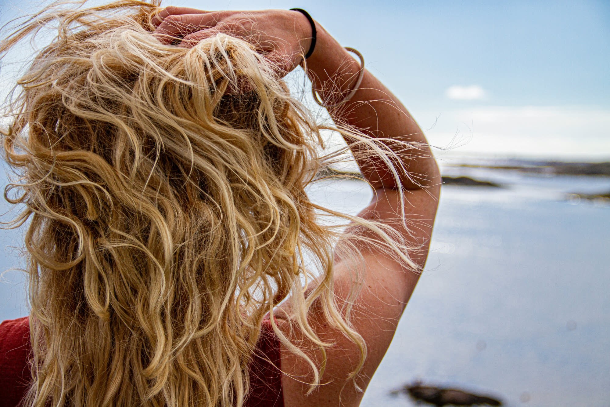 Olio di cocco sui capelli: quando ristruttura e quando rischia di seccarli