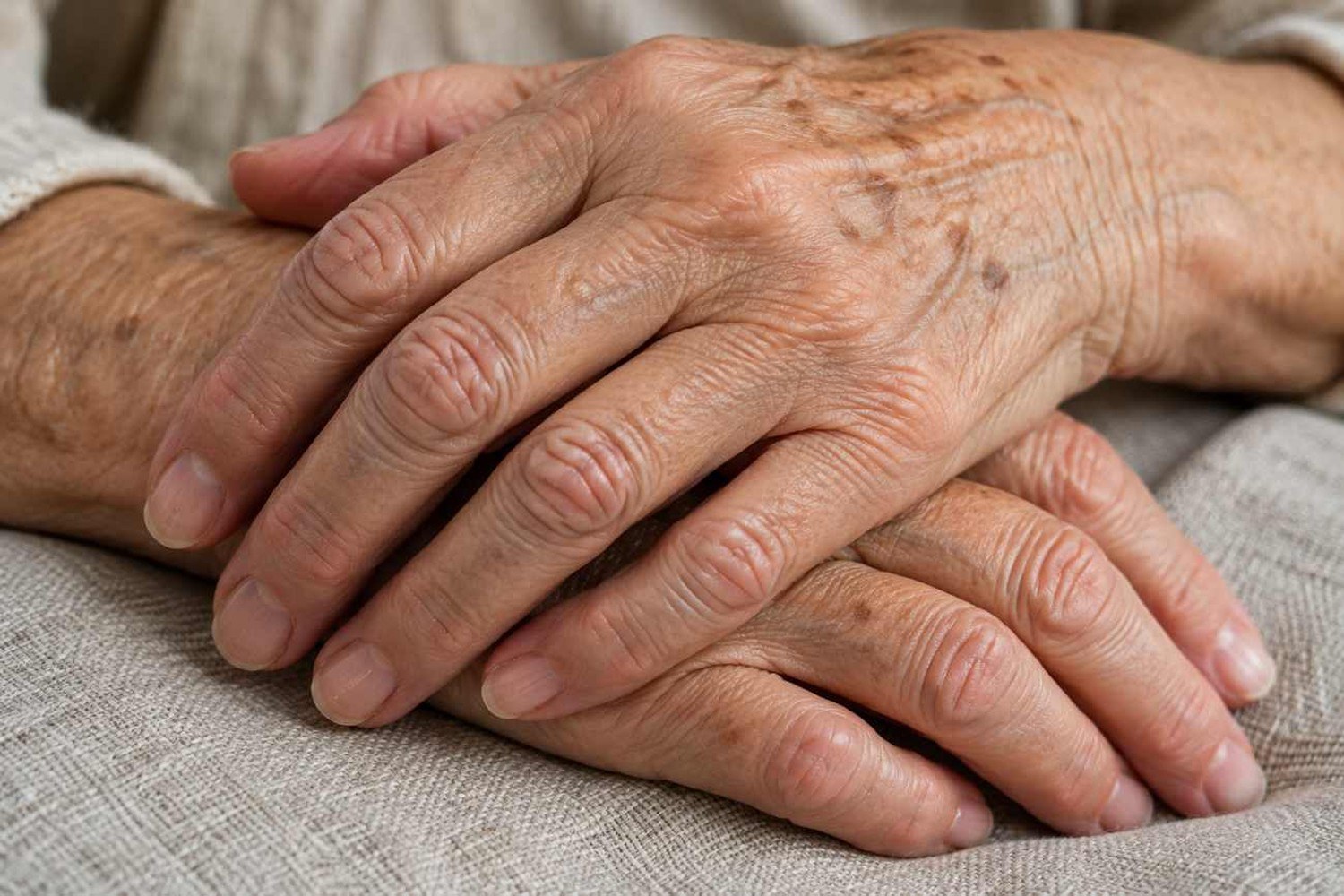 Mani che invecchiano prima del viso: le abitudini che favoriscono macchie e rughe