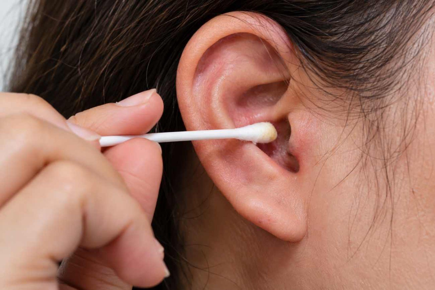 Orecchie e cura della pelle: gli errori di pulizia che possono provocare irritazioni