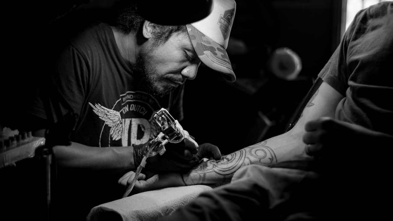 Primo tatuaggio: quanto fa male e cosa succede durante il lavoro
