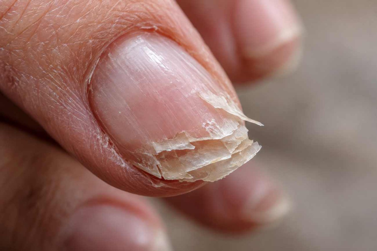 Quale colore di smalto ringiovanisce le mani: le tonalità più adatte dopo i 50 anni