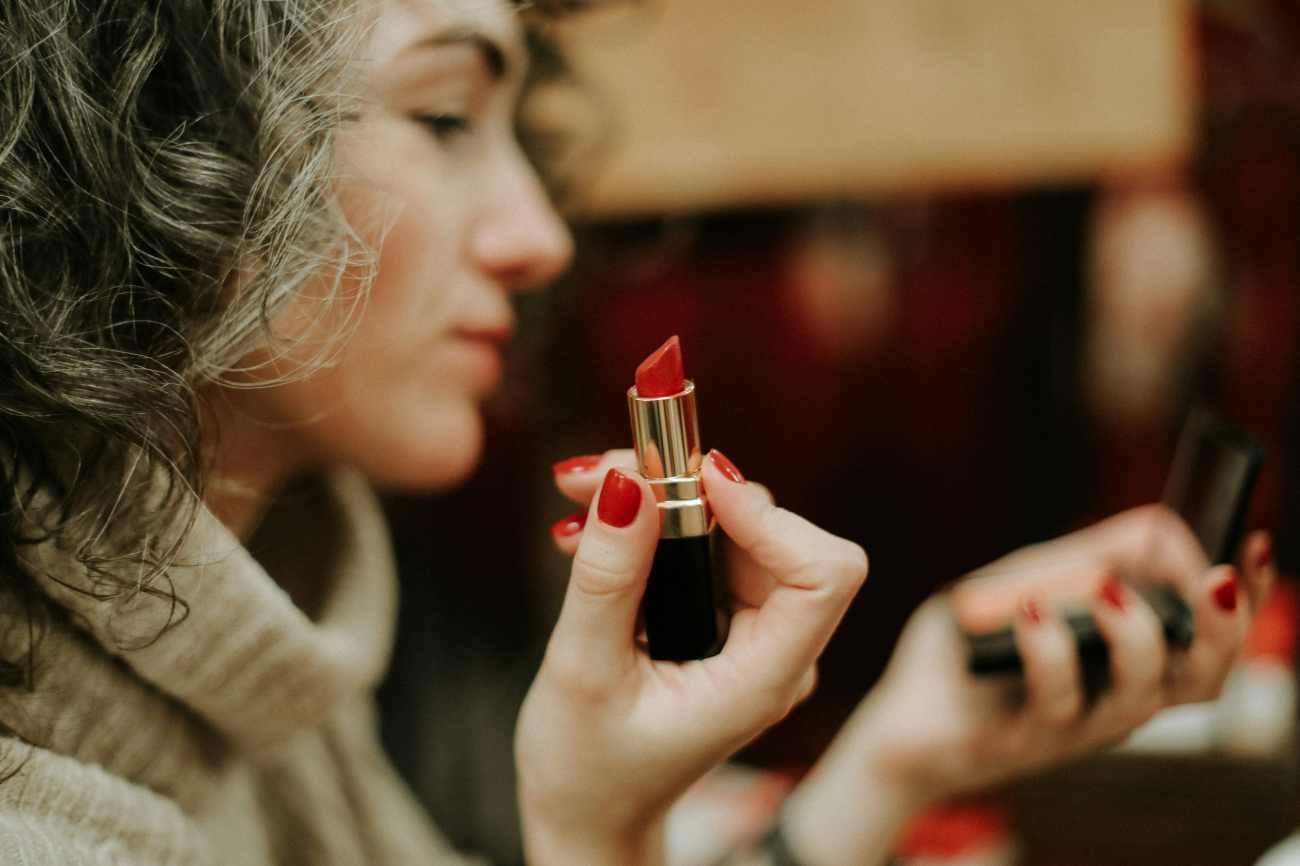 Rossetto rosso dopo i 50 anni: sta bene oppure invecchia?